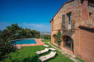 ein Pool in einem Hof neben einem Gebäude in der Unterkunft Villa Tinaia - Homelike Villas in Molinelli