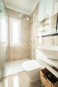 a bathroom with a toilet and a sink and a shower at Apartamentos San Francisco - Centrico in Mota del Cuervo