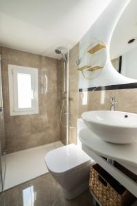 a bathroom with a sink and a toilet and a shower at Apartamentos San Francisco - Centrico in Mota del Cuervo