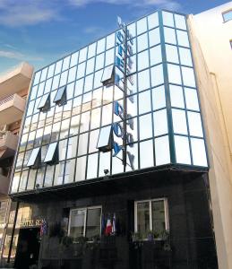 budynek z napisem na przodzie w obiekcie ROY Hotel w Atenach