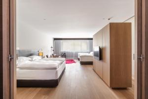 1 dormitorio con 1 cama y TV. en Eurostars Pamplona, en Pamplona