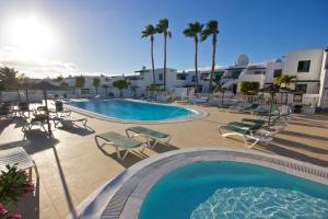Bazén v ubytování Club Valena 48 Sea Views, Wifi, close to beach & amenities at Matagorda nebo v jeho okolí