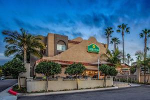 un hôtel avec un panneau à l'avant dans l'établissement La Quinta by Wyndham Carlsbad - Legoland Area, à Carlsbad