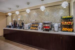 - un buffet de fruits dans un restaurant dans l'établissement La Quinta by Wyndham Carlsbad - Legoland Area, à Carlsbad