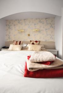 um quarto com uma cama branca e toalhas em Burntisland Sands Hotel em Burntisland