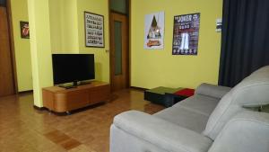 uma sala de estar com um sofá e uma televisão em LaMoka Verona em Verona