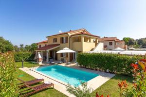 eine Villa mit einem Pool und einem Haus in der Unterkunft Luxury villa Banjole with private pool 200m from the beach in Banjole