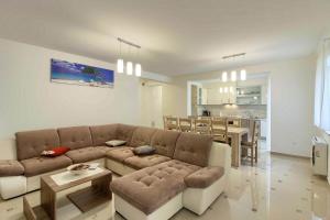 ein Wohnzimmer mit Couch und ein Esszimmer in der Unterkunft Luxury villa Banjole with private pool 200m from the beach - WiiBuk in Banjole