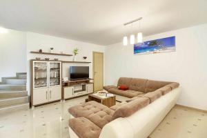 ein Wohnzimmer mit Sofa und Fernseher in der Unterkunft Luxury villa Banjole with private pool 200m from the beach - WiiBuk in Banjole