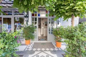 ラガダスにあるCasa Verdeの鉢植え家の玄関