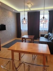 Apartamenty Rynek في ليزايسك: غرفة معيشة مع طاولة وأريكة