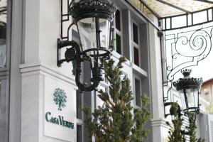 una luz de la calle con un árbol de Navidad delante de un edificio en Casa Verde en Lagadas