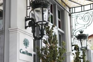 una luz de la calle con un árbol de Navidad delante de un edificio en Casa Verde en Langadhás