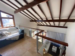 ein Zimmer mit einem Bett und einem Fenster in der Unterkunft Taiba Beach Resort 01 Apto 2 quartos in São Gonçalo do Amarante + 57 Fotos