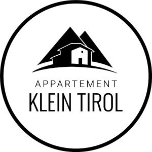 un logo noir et blanc pour une triunité de cuisine d'appartement dans l'établissement Appartement Klein Tirol, à Pettneu am Arlberg