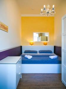een slaapkamer met een bed en een spiegel bij Bright Apartment Augarten in Wenen