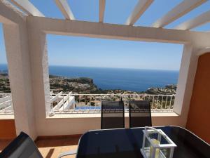 einen Balkon mit Meerblick in der Unterkunft BENITATXELL VISTAS IMPRESIONANTES in Benitatxell