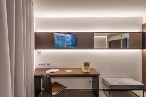 A television and/or entertainment centre at Hotel Olot Centre