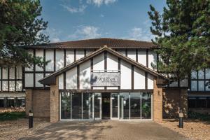 un edificio con un cartel que diga Winchester en The Willows Training Centre, en Wyboston