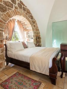 Rúm í herbergi á Flora Valley Boutique Hotel