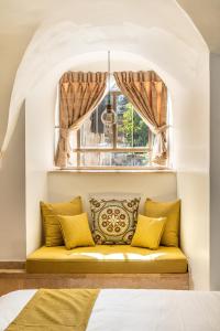 Rúm í herbergi á Flora Valley Boutique Hotel