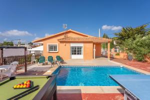 ein Haus mit Pool und Haus in der Unterkunft Villa Flor de Lis in Cala en Porter