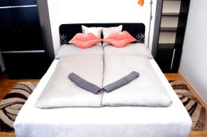 Postel nebo postele na pokoji v ubytování Lorabel Apartmanház Hévíz