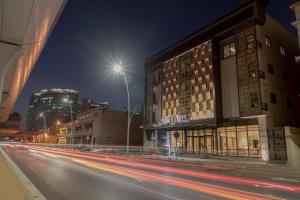 a city street at night with a street light and buildings w obiekcie Iris Boutique Granada w Rijadzie