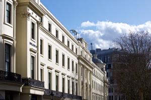 rząd białych budynków na ulicy miejskiej w obiekcie The Z Hotel Trafalgar w Londynie