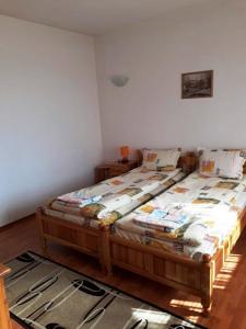 ein Schlafzimmer mit einem Holzbett in einem Zimmer in der Unterkunft Вили Green in Tsigov Chark