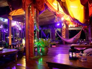 ein Restaurant mit Hängematte in der Mitte eines Zimmers in der Unterkunft House of Sanskara in Haad Rin