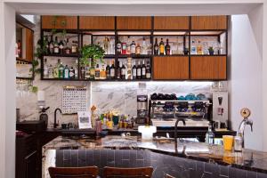 um bar com muitas garrafas na parede em The Z Hotel Holborn em Londres