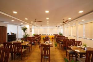 Ein Restaurant oder anderes Speiselokal in der Unterkunft Silicon Inn Hotel Bangalore Airport 