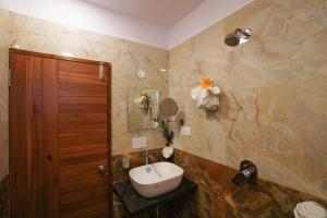 Een badkamer bij Silicon Inn Hotel Bangalore Airport