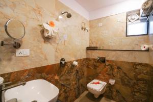 Een badkamer bij Silicon Inn Hotel Bangalore Airport