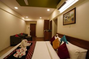 Een bed of bedden in een kamer bij Silicon Inn Hotel Bangalore Airport