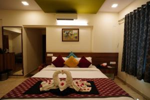 Tempat tidur dalam kamar di Silicon Inn Hotel Bangalore Airport