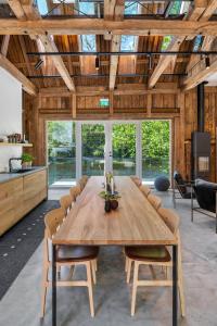 une salle à manger avec une grande table et des chaises en bois dans l'établissement Boen Gård, à Kristiansand