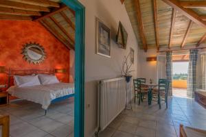 Schlafzimmer mit einem Bett und einem Tisch mit Stühlen in der Unterkunft Villa Yannis in Kato Korakiana