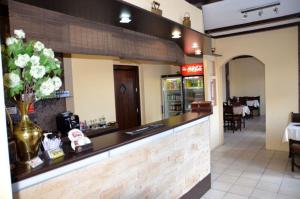 restauracja z ladą z wazonem kwiatów w obiekcie Zajazd Motel Staropolski w mieście Pyskowice
