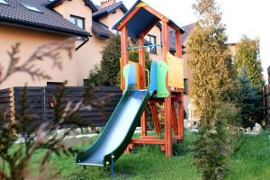 plac zabaw ze zjeżdżalnią w ogrodzie w obiekcie Zajazd Motel Staropolski w mieście Pyskowice