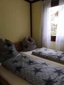 een slaapkamer met twee bedden met sterren erop bij Ferienhaus Kolb in Hilders