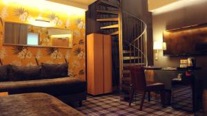 a hotel room with a bunk bed and a spiral staircase at Hôtel Saint-Paul Rive-Gauche in Paris