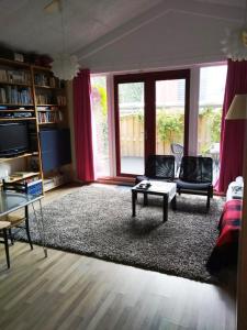 sala de estar con sofá, sillas y mesa en B&B 16C Maassluis NL, en Maassluis