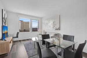 sala de estar con mesa y sofá en Global Luxury Suites Crystal City, en Arlington