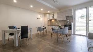 Kuchyň nebo kuchyňský kout v ubytování Maisonette Modena Park + 32 fotografií