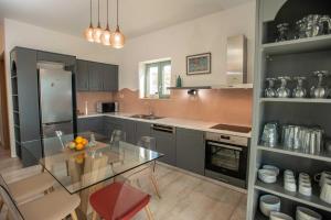 Küche mit Glastisch in der Unterkunft Villa Galliki in Kamilari