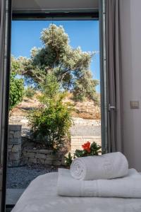 ein Fenster mit einem Handtuch auf einem Bett in einem Zimmer in der Unterkunft Villa Galliki in Kamilari + 55 Fotos
