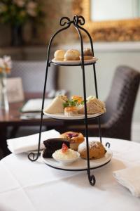 um tabuleiro com três camadas de produtos de pastelaria sobre uma mesa em Club House Hotel Kilkenny em Kilkenny