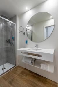 y baño con lavabo y espejo. en Tandem Portal De Elche en Alicante